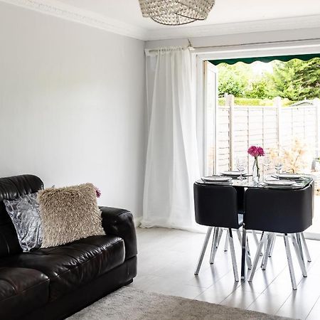 Lovely House In Welwyn With Garden And Off Road Parking Уелуин Гардън Сити Екстериор снимка
