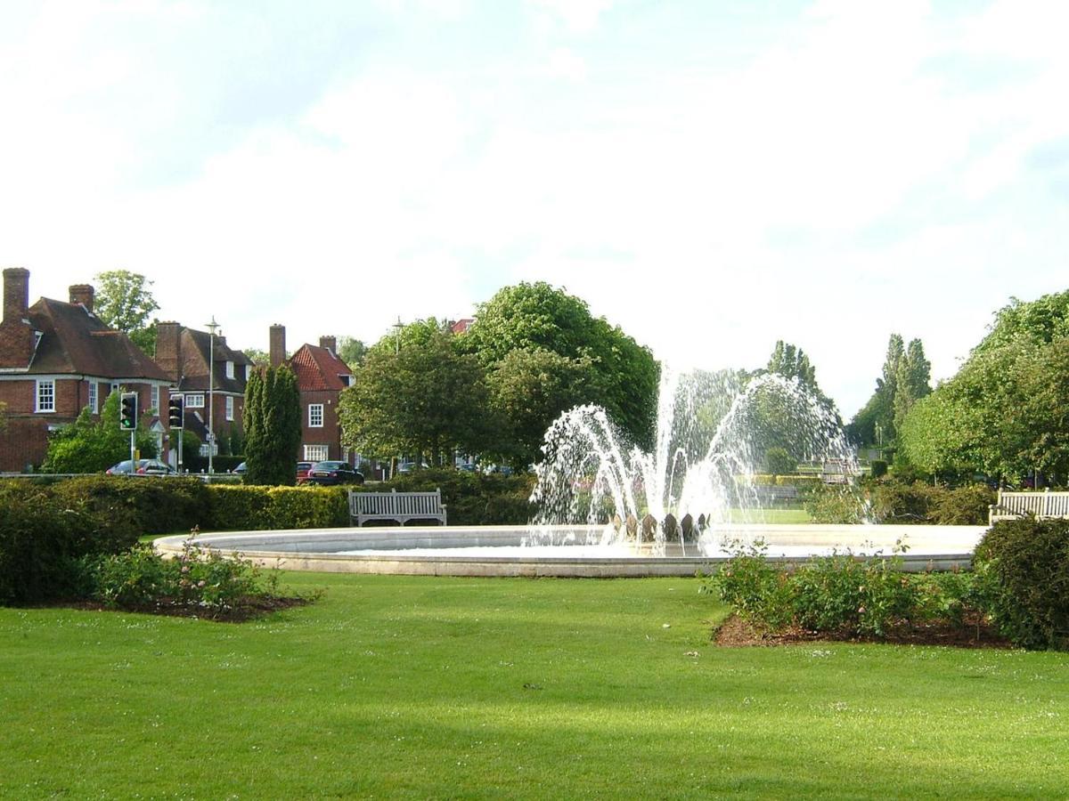 Lovely House In Welwyn With Garden And Off Road Parking Уелуин Гардън Сити Екстериор снимка