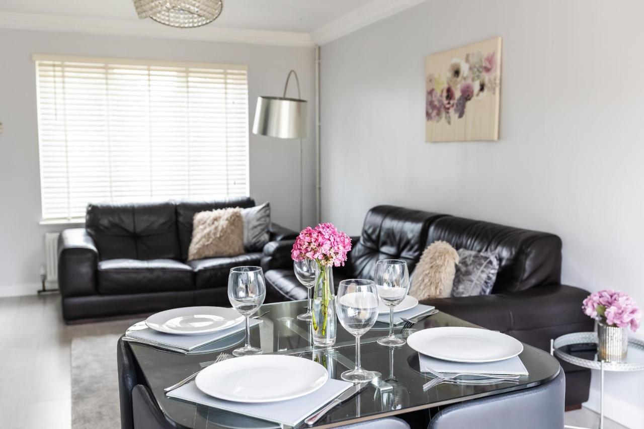 Lovely House In Welwyn With Garden And Off Road Parking Уелуин Гардън Сити Екстериор снимка